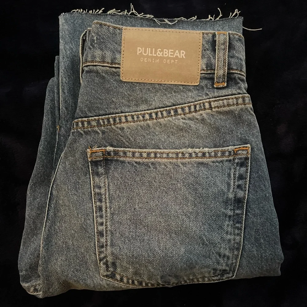 Pull&Bear 90s straight leg jean w/ rips and split hem in blue - Picture 6 of 14